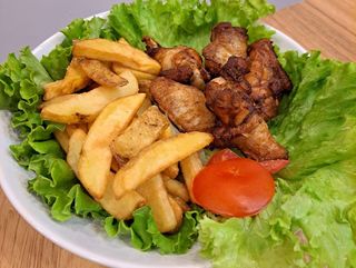 Pečena pileća krila s prilogom