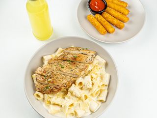 Chicken alfredo + Side + Lemonade