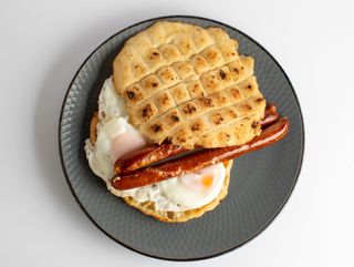 Roštiljska kobasica i jaja