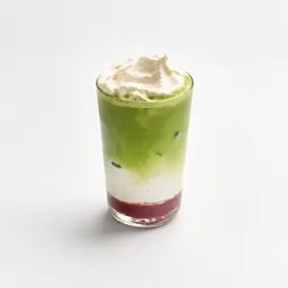 Kokos-Jagoda Iced Matcha Latte