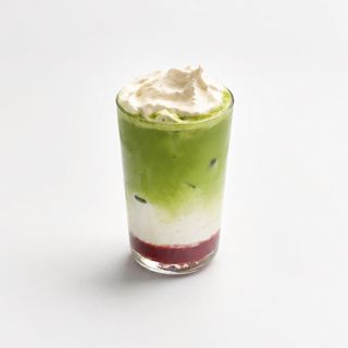 Kokos-Jagoda Iced Matcha Latte