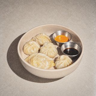 Momo sa svinjetinom