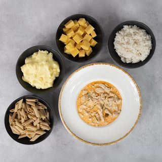 Stroganoff od piletine 350g + prilog po izboru
