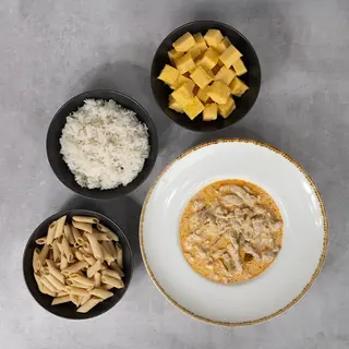 Stroganoff od piletine + prilog po izboru
