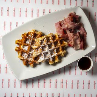 Bacon e Waffles: Bacon con 2 waffles, servito con sciroppo d'acero!