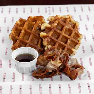 Bacon e Waffles: Bacon con 2 waffles, servito con sciroppo d'acero!