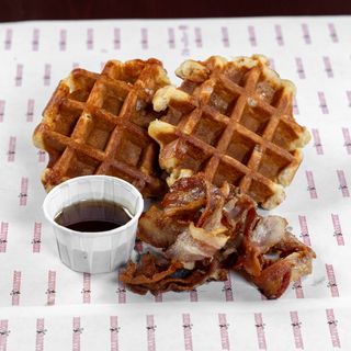 Bacon e Waffles: Bacon con 2 waffles, servito con sciroppo d'acero!