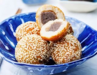 Palline di riso fritte con sesamo
