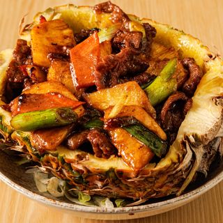 Vitello nel guscio d'ananas