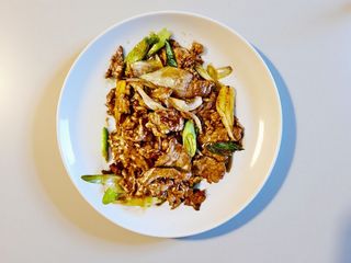 Vitello con cipollotto e zenzero