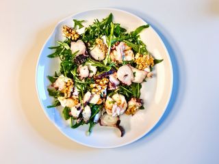 Antipasto di gamberi e polipo.