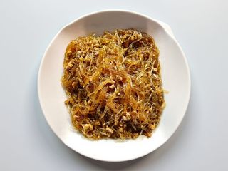 Spaghettini di soia saltati con carne