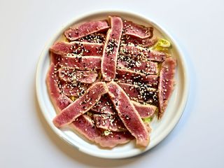 Tagliata di tonno con granella di sesamo