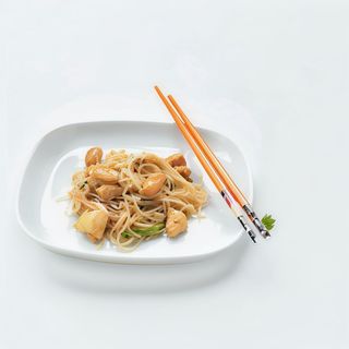 Spaghetti di riso con pollo