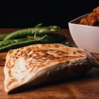 Crescione con Patate Mantecate con Olio e Sale, Salsiccia Artigianale alla Griglia e Mozzarella Fior di Latte