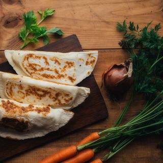 Crescione con erbette e mozzarella fior di latte