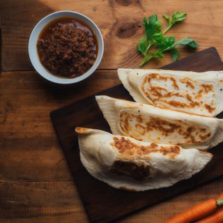 Crescione con ragù alla bolognese e salsa al parmigiano