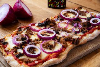 Lunga Tonno, Cipolle E Pinoli	