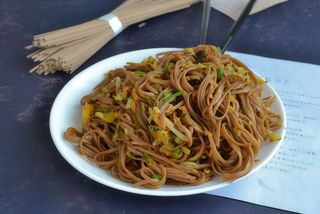 75 Spaghetti Soba con Verdure e Uova
