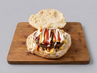 Medaglione hamburger con salse, patatine