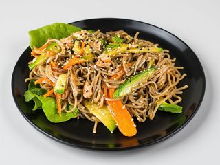 Soba con salmone e verdure