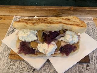 1) Porchetta, Cipolla Caramellata, Crema Di Pecorino Dop E Senape Dolce