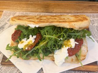 6) Stracciatella, Pomodori Secchi, Crema Di Pistacchio E Rucola