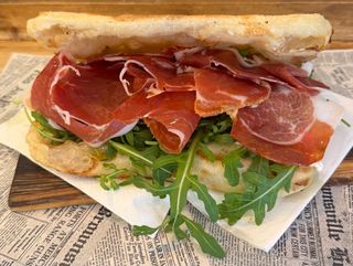 Prosciutto Crudo Di Parma 24 Mesi, Rucola, Crema Di Pecorino dop E Confettura Di Fichi