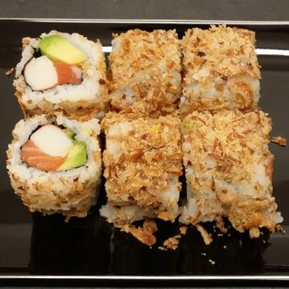 Uramaki crunch salmone roll