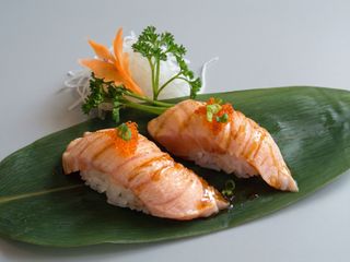 Nigiri sake scottato