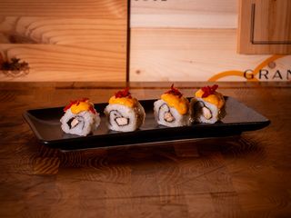 Uramaki di pollo su salsa algerina e fiocchi di pomodoro disidratato