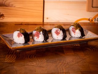 Hosomaki di manzo con pistacchio in doppia consistenza