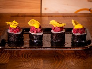 Hosomaki di manzo con battuto di marchigiana e crema allo zafferano