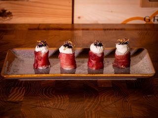 Gunkan di manzetta prussiana con crema di robiola e perlage di tartufo