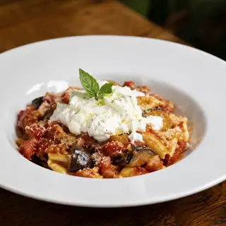 Maltagliati con pomodoro melanzane e stracciatella