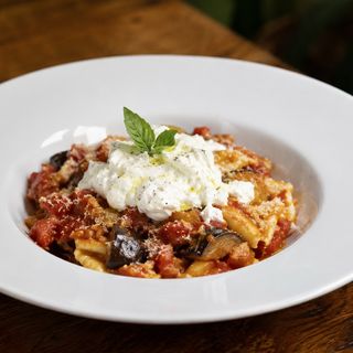 Maltagliati con pomodoro melanzane e stracciatella