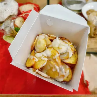 Chips di patate con fonduta di cacio e pepe