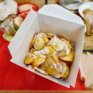 Chips di patate con fonduta di cacio e pepe