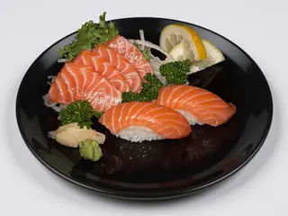 Sashimi salmone e sushi salmone