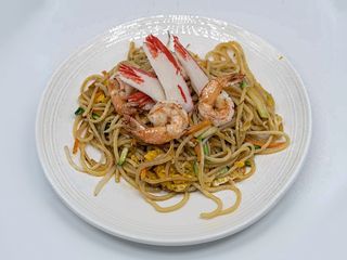 Spaghetti soba con misto di mare