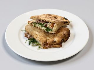 Panuozzo con prosciutto crudo, rucola, mozzarella fiordilatte