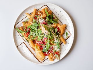 Diavoletti fritti con rucola, pomodorini e grana