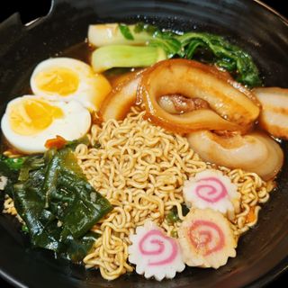 Noodles in zuppa con carne