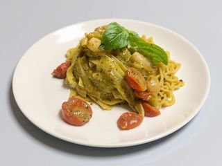 Gamberetti, ciliegino e zucchinette