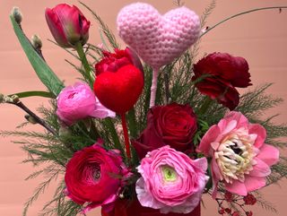 Pot rose rosse e fiori di stagione