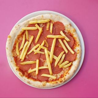 Pizza salame piccante e patate fritte 