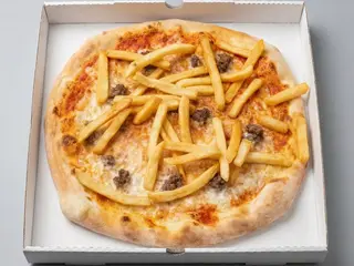 Pizza salsiccia patatine