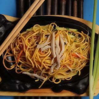 32 Spaghetti alla Piastra con Verdure e Vitello