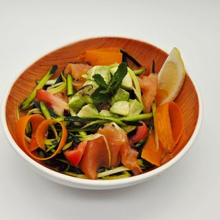 riso nero , salmone e avocado