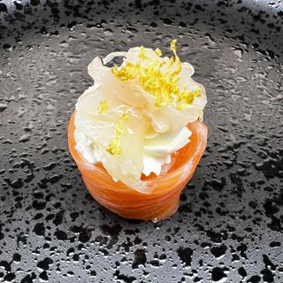 167. Gunkan salmone con gambero crudo